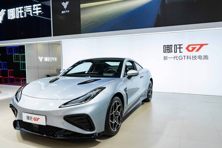 佛山210哪吒汽车在智能汽车领域的表现，领途汽车在新能源汽车市场中的影响力